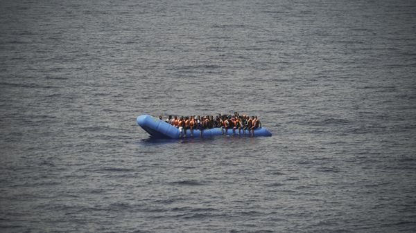 Мигранты на борту синей пластиковой лодки в Средиземном море, фото из архива - Sputnik Азербайджан