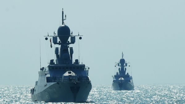 Малые ракетные корабли проекта 21623 Великий Устюг (слева) и Углич на учениях корабельных ударных групп Каспийской флотилии ВМФ РФ, фото из архива - Sputnik Азербайджан