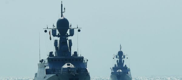 Малые ракетные корабли проекта 21623 Великий Устюг (слева) и Углич на учениях корабельных ударных групп Каспийской флотилии ВМФ РФ, фото из архива - Sputnik Азербайджан