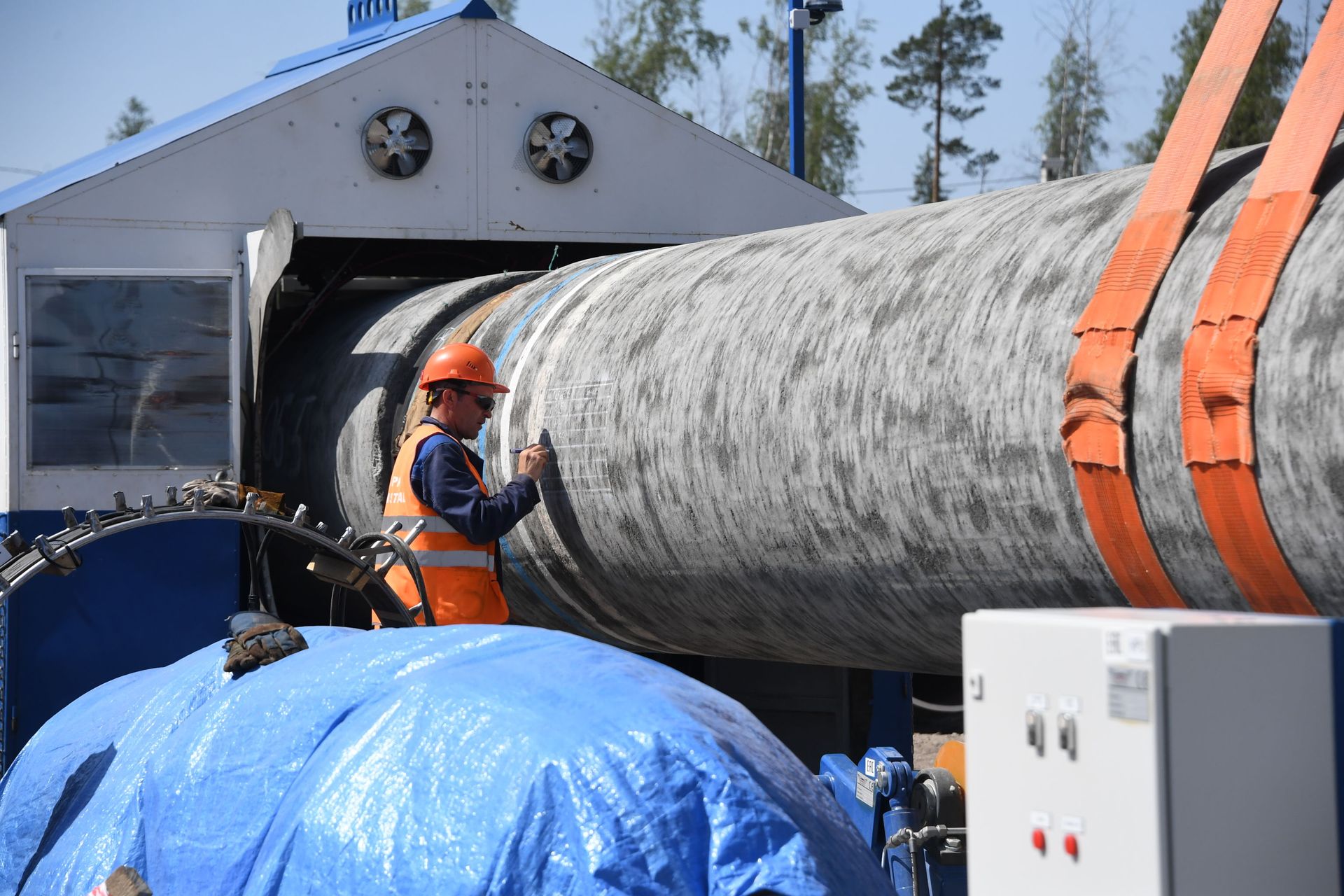 Рабочий на участке строительства газопровода Северный поток-2 в Ленинградской области - Sputnik Азербайджан, 1920, 29.09.2022