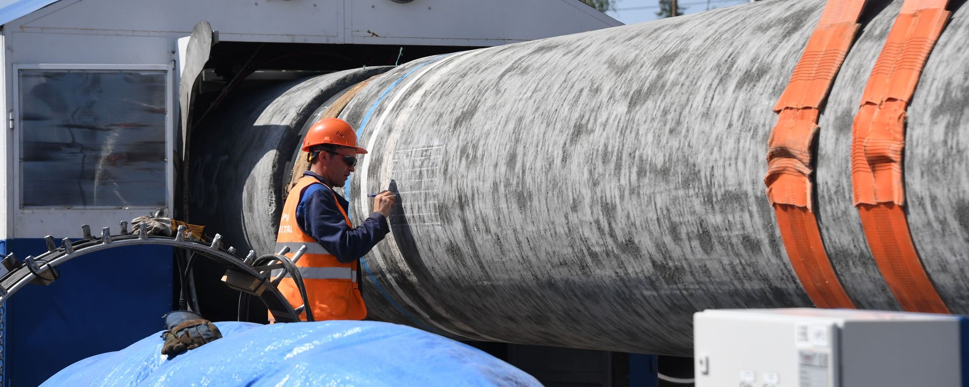 Рабочий на участке строительства газопровода Северный поток-2 в Ленинградской области - Sputnik Азербайджан, 1920, 17.02.2021