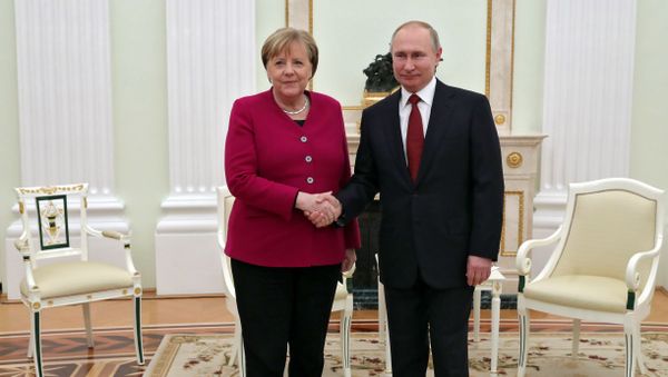 Встреча президента России Владимира Путина с канцлером Германии Ангелой Меркель - Sputnik Азербайджан