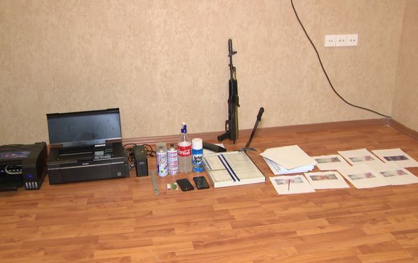 Принтер и различная вспомогательная аппаратура, на которой задержанные печатали фальшивые деньги - Sputnik Азербайджан