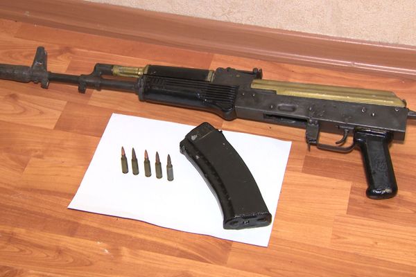 У задержанных изъяли автомат Калашникова складной укороченный (АКС-74У) и пять патронов - Sputnik Азербайджан