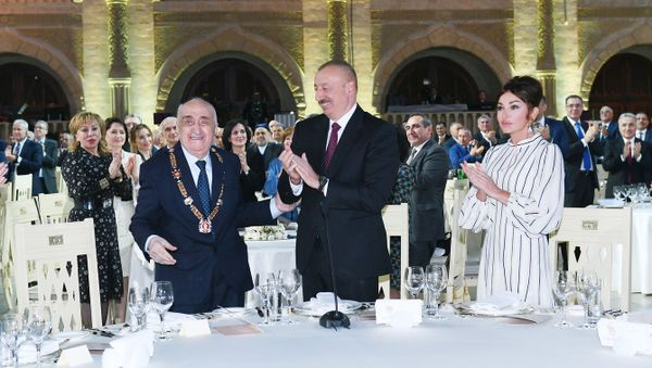Президент Ильхам Алиев высоко отметил заслуги Хошбахта Юсифзаде перед страной - Sputnik Азербайджан