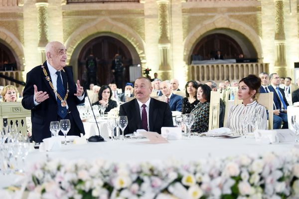 Президент Ильхам Алиев отметил заслуги Хошбахта Юсифзаде перед страной - Sputnik Азербайджан