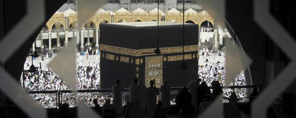 Паломники во время молитвы вокруг Каабы, фото из архива - Sputnik Азербайджан