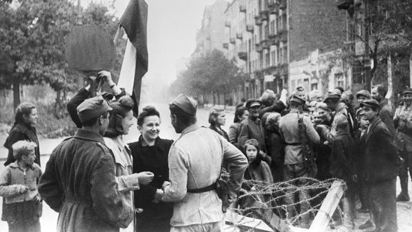 Мирные жители Варшавы и бойцы Красной Армии. Освобождение Польши. Великая Отечественная война 1941-1945 годов. - Sputnik Азербайджан