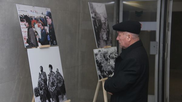 Фотовыставка под названием Наша боль длиною 30 лет в подземных переходах станции метро 20 Января - Sputnik Азербайджан