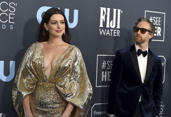 Актриса Энн Хэтэуэй и Адам Шульман на церемонии Critics' Choice Awards - Sputnik Азербайджан
