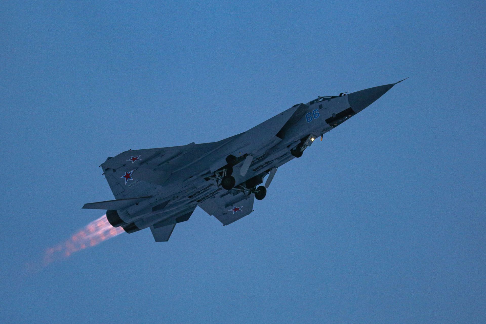 Самолет МиГ-31 во время учебно-тренировочных полетов в Мурманской области - Sputnik Азербайджан, 1920, 22.03.2024
