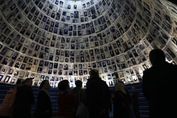 Мемориальный комплекс истории Холокоста "Яд ва-Шем". Для того, чтобы закамуфлировать убийство евреев, нацисты, во-первых, употребляли всяческие иносказания в большинстве официальных документов, называя, например, убийство – специальной обработкой, а депортацию – переселением. То же «окончательное решение» было кодовым термином для обозначения политики массового уничтожения. - Sputnik Азербайджан