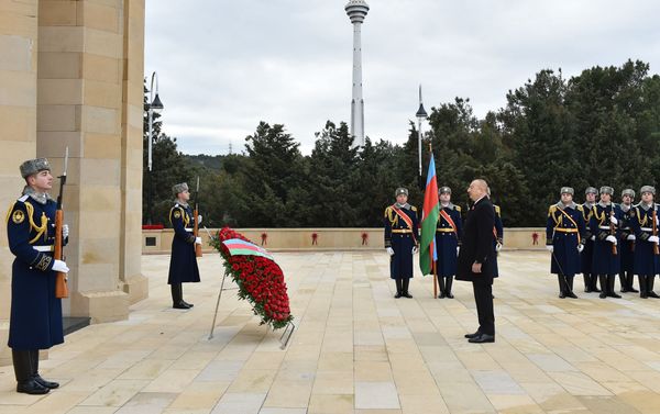  Президент Азербайджанской Республики Ильхам Алиев и первая леди Мехрибан Алиева в День всенародной скорби отдали дань памяти жертвам трагических событий 20 Января - Sputnik Азербайджан