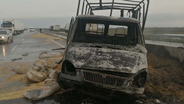 На месте ДТП в селе Гирдани Лянкяранского района  - Sputnik Азербайджан