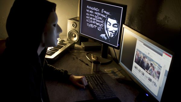 Хакер из Anonymous перед экраном компьютера - Sputnik Азербайджан
