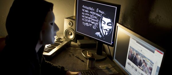 Хакер из Anonymous перед экраном компьютера - Sputnik Азербайджан