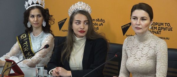 Как красавицы из разных стран учатся готовить хинкали и cациви  - Sputnik Азербайджан