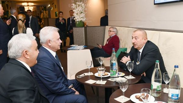 Президент Ильхам Алиев встретился в Давосе с президентом Лукойла Вагитом Алекперовым Президент Ильхам Алиев встретился в Давосе с президентом Лукойла Вагитом Алекперовым - Sputnik Азербайджан