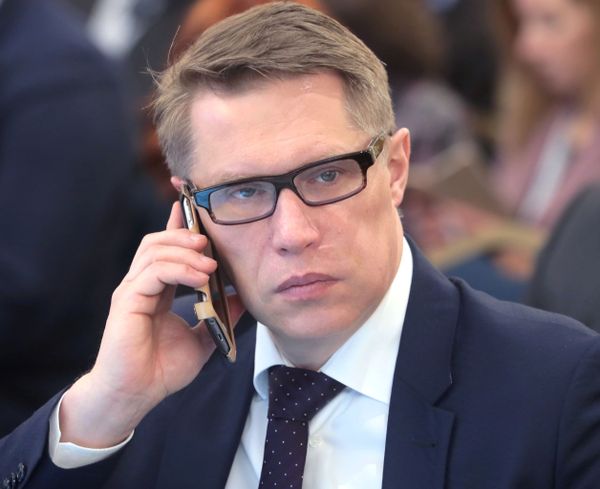 Руководитель Федеральной службы по надзору в сфере здравоохранения Михаил Мурашко во время форума в Москве - Sputnik Азербайджан