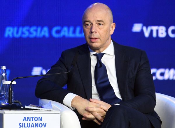 Первый заместитель председателя правительства - министр финансов РФ Антон Силуанов на инвестиционном форуме ВТБ Капитал в Москве - Sputnik Азербайджан