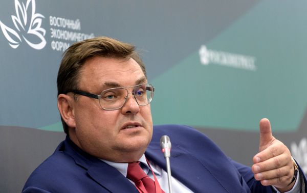 Начальник Контрольного управления президента Российской Федерации Константин Чуйченко на форуме во Владивостоке  - Sputnik Азербайджан
