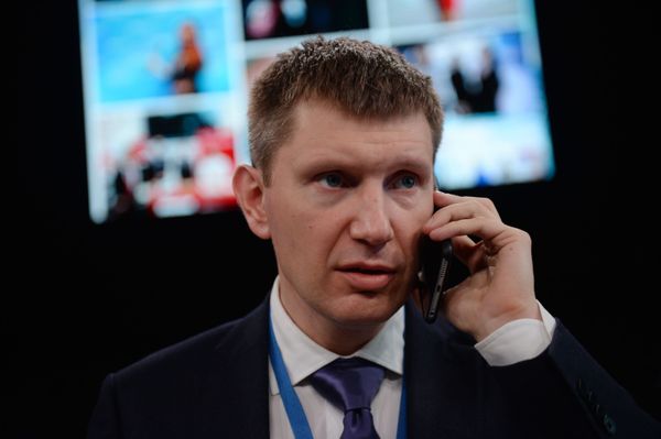 Исполняющий обязанности губернатора Пермского края Максим Решетников на Красноярском экономическом форуме 2017 - Sputnik Азербайджан