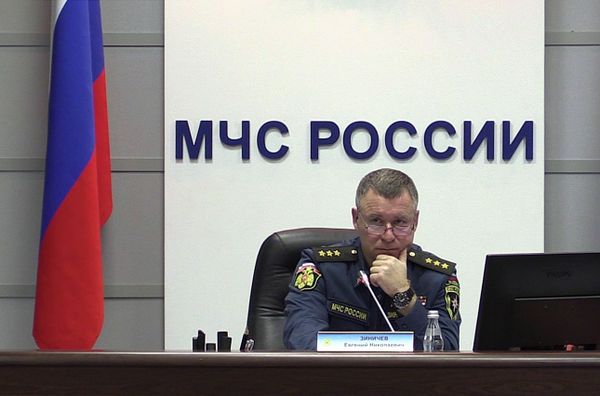 Министр по делам гражданской обороны, чрезвычайным ситуациям и ликвидации последствий стихийных бедствий Евгений Зиничев на совещании в Магнитогорске - Sputnik Азербайджан