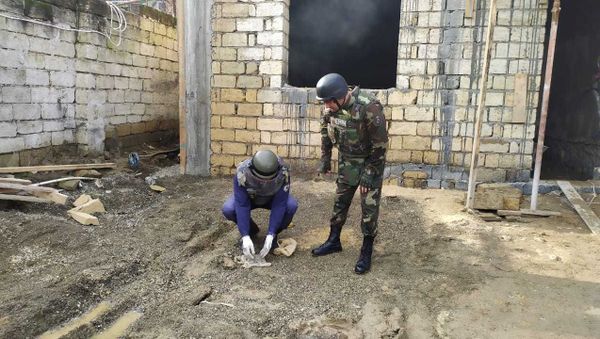 Сотрудники ANAMA осматривают строительную площадку во дворе частного дома в Баку - Sputnik Азербайджан
