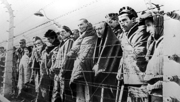 Узники концентрационного лагеря Освенцим, фото из архива - Sputnik Азербайджан