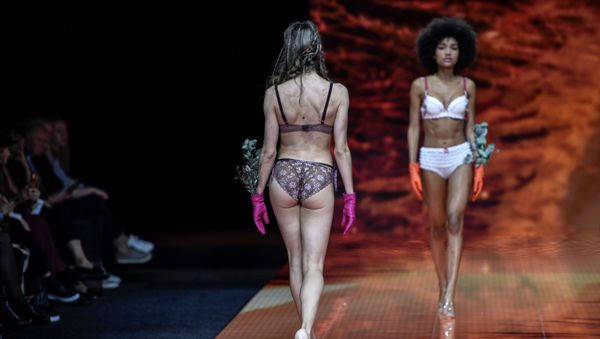Модели представляют коллекцию нижнего белья на показе International Lingerie Fair в Париже - Sputnik Азербайджан