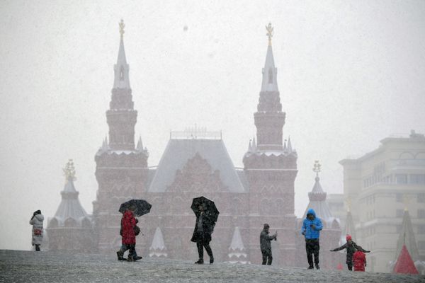 Отдыхающие на Красной площади в Москве - Sputnik Азербайджан