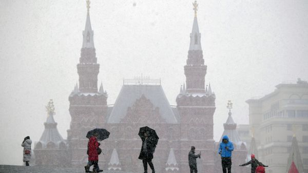 Отдыхающие на Красной площади в Москве - Sputnik Азербайджан