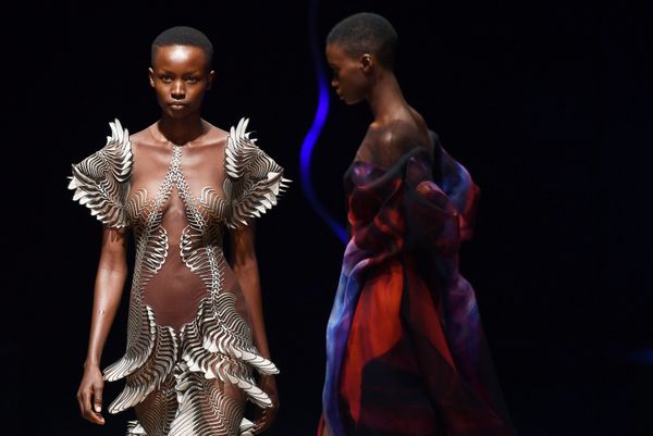 Модели демонстрируют новую коллекцию Iris van Herpen на подиуме в Париже, Франция - Sputnik Азербайджан
