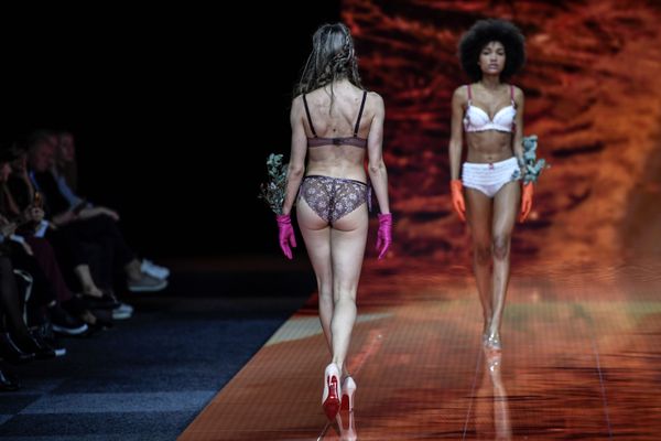 Модели представляют коллекцию нижнего белья на показе International Lingerie Fair в Париже - Sputnik Азербайджан