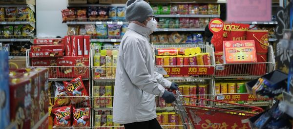 Женщина в защитной маске в китайском супермаркете - Sputnik Азербайджан