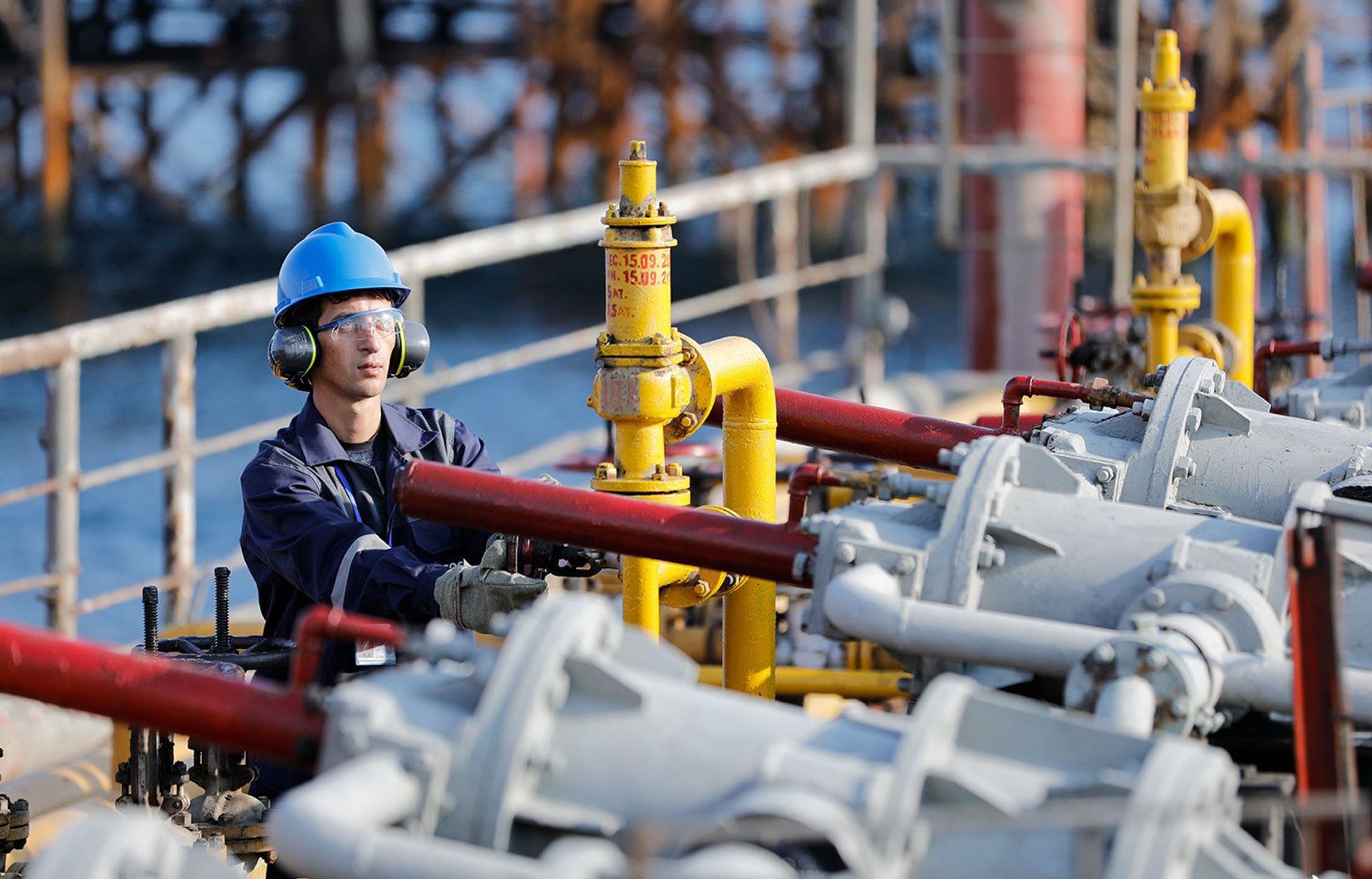 Сотрудник SOCAR на месторождение Нефтяные Камни, фото из архива - Sputnik Азербайджан, 1920, 15.03.2024