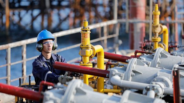 Сотрудник SOCAR на месторождение Нефтяные Камни, фото из архива - Sputnik Азербайджан