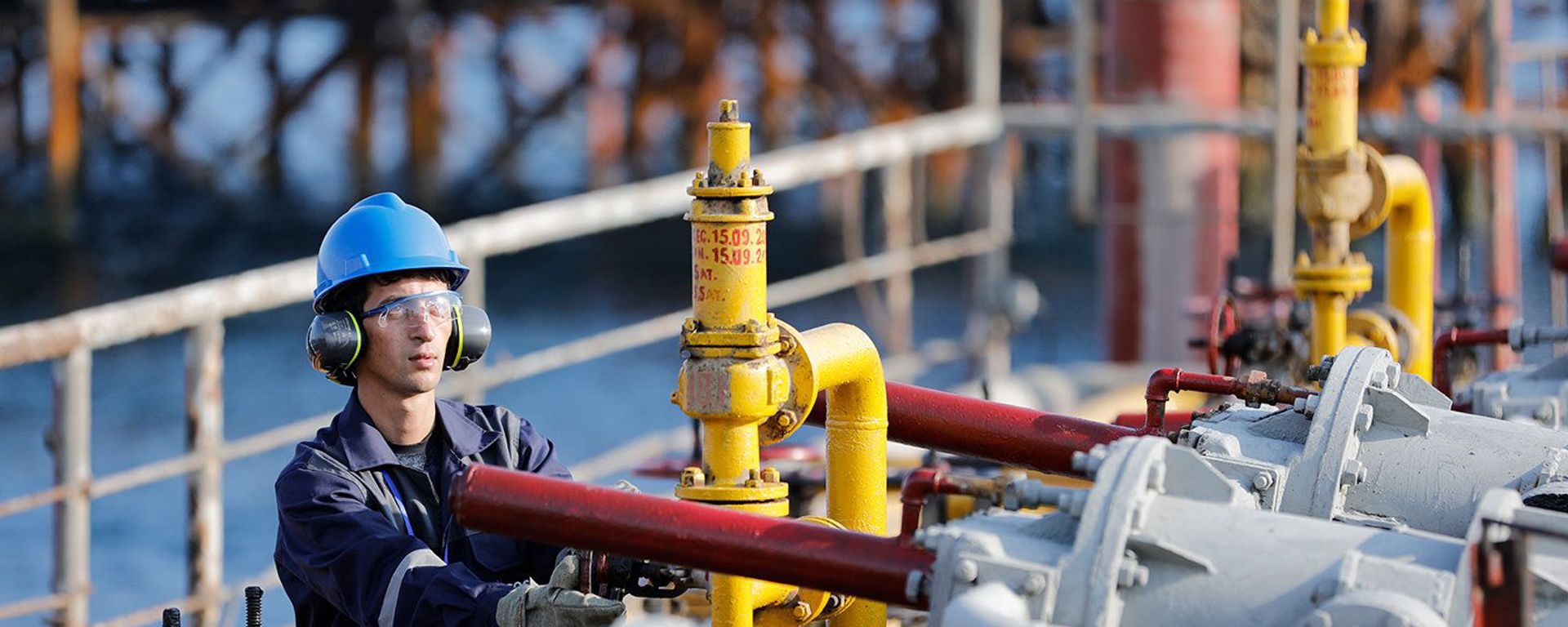 Сотрудник SOCAR на месторождение Нефтяные Камни, фото из архива - Sputnik Азербайджан, 1920, 05.04.2021