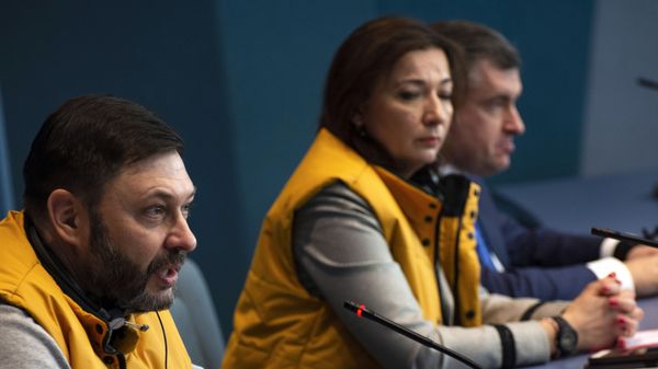 Глава Sputnik Эстония Елена Черышева и исполнительный директор МИА Россия сегодня Кирилл Вышинский во время пресс-конференции на полях сессии Парламентской ассамблеи Совета Европы - Sputnik Азербайджан