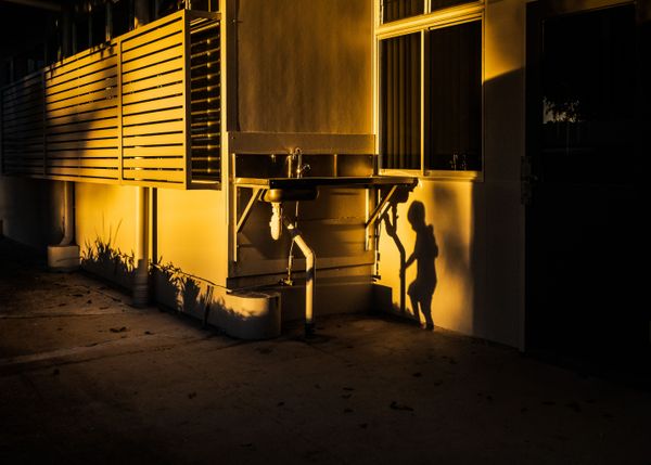 Снимок The many shadows of Mr. 4 фотографа Alice Mariette, победивший в категории People and Portrait конкурса 2019 Photographer of the Year Presented by Panasonic - Sputnik Азербайджан