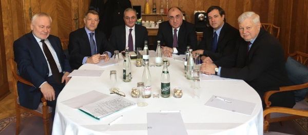 Встреча глав МИД Армении и Азербайджана Зограба Мнацаканяна и Эльмара Мамедъярова с посредниками Минской группы ОБСЕ  в Женеве - Sputnik Азербайджан