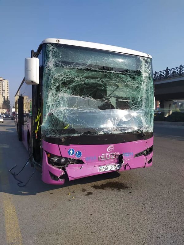 При столкновении двух автобусов в Баку ранены девять человек - фото с места ДТП - Sputnik Азербайджан