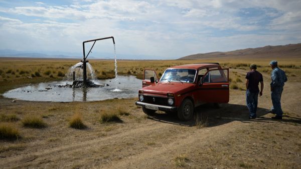 Мужчины у артезианской скважины, фото из архива - Sputnik Азербайджан