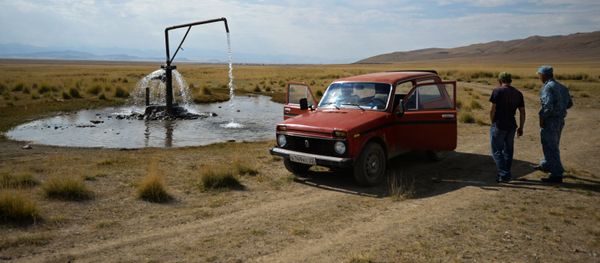 Мужчины у артезианской скважины, фото из архива - Sputnik Азербайджан