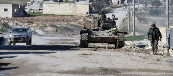 Военнослужащие сирийской армии в освобожденном от боевиков населенном пункте в Идлибе - Sputnik Азербайджан