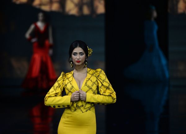 Модель в наряде от Loli Vera на показе International Flamenco Fashion Show (SIMOF) в Севилье - Sputnik Азербайджан
