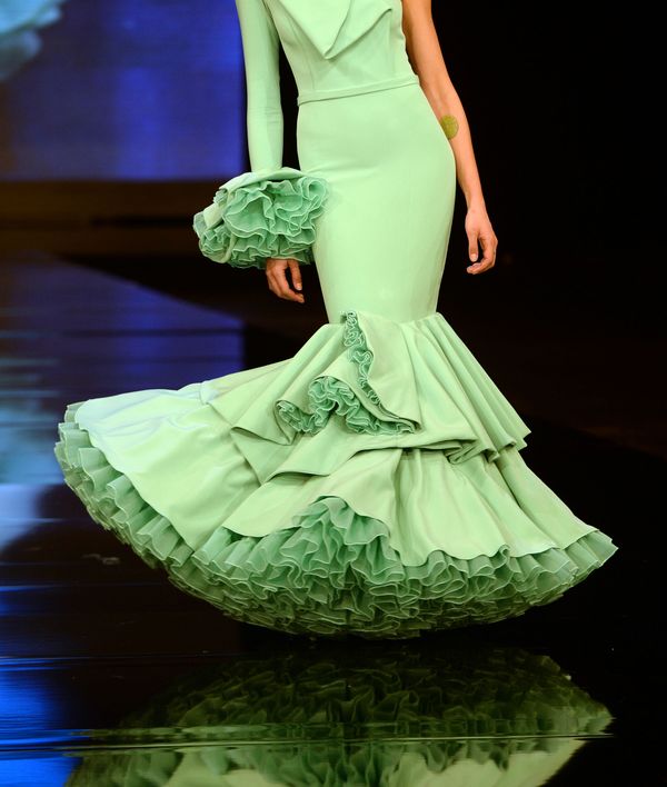 Модль в наряде от Carmen Raimundo на показе International Flamenco Fashion Show (SIMOF) в Севилье - Sputnik Азербайджан