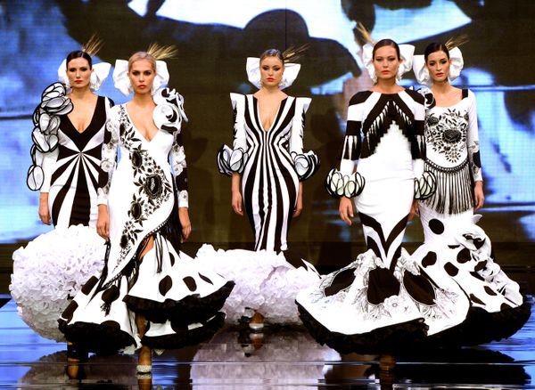 Модели в нарядах от Ana Moron на показе International Flamenco Fashion Show (SIMOF) в Севилье - Sputnik Азербайджан
