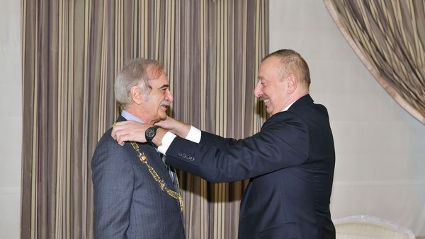 İlham Əliyev Polad Bülbüloğluna “Heydər Əliyev” ordenini təqdim edib - Sputnik Азербайджан
