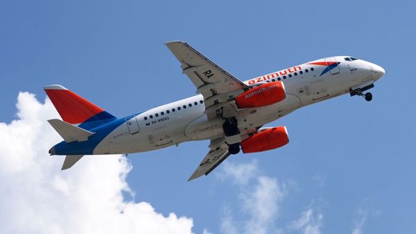 Самолет Sukhoi Superjet 100 Кубань авиакомпании Азимут - Sputnik Азербайджан